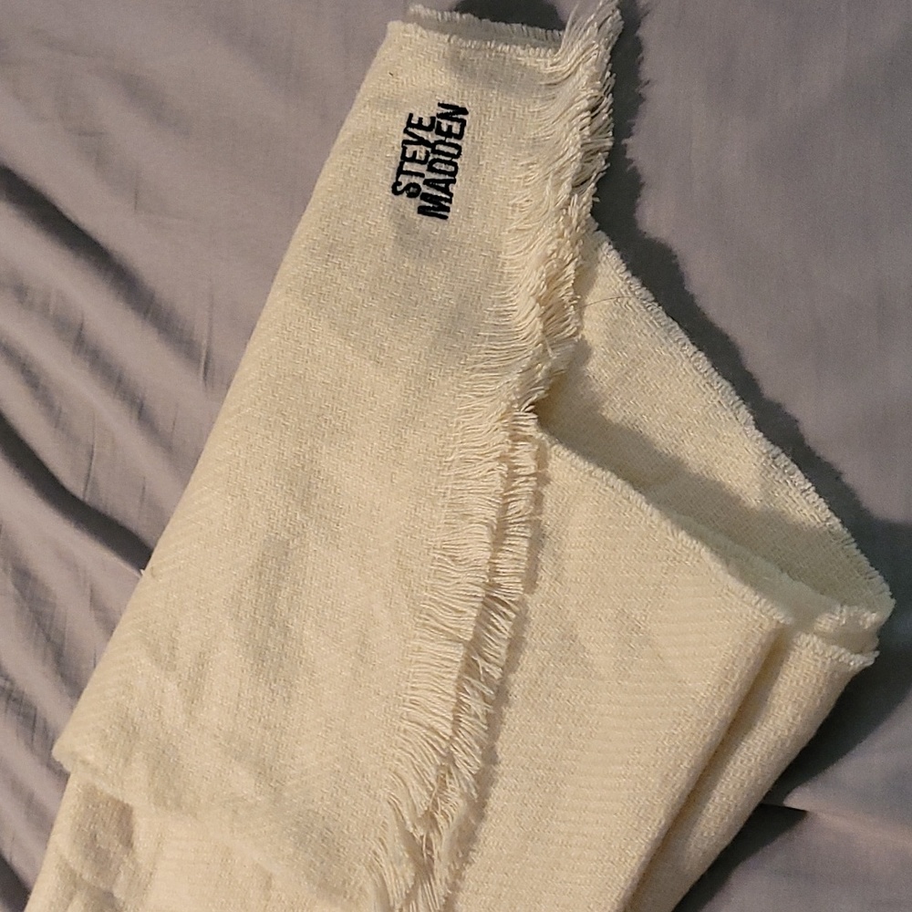 Steve Madden scarf NEW with out tags!